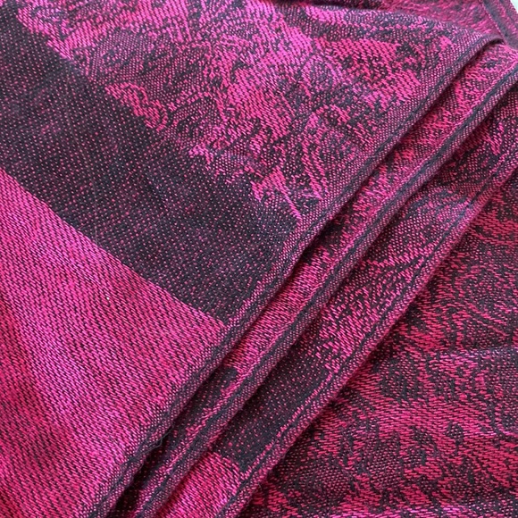 Magenta & Black Pashmina / Wrap / Stole /Throw: Paisley Pattern w 5" Fringe - Picture 6 of 9